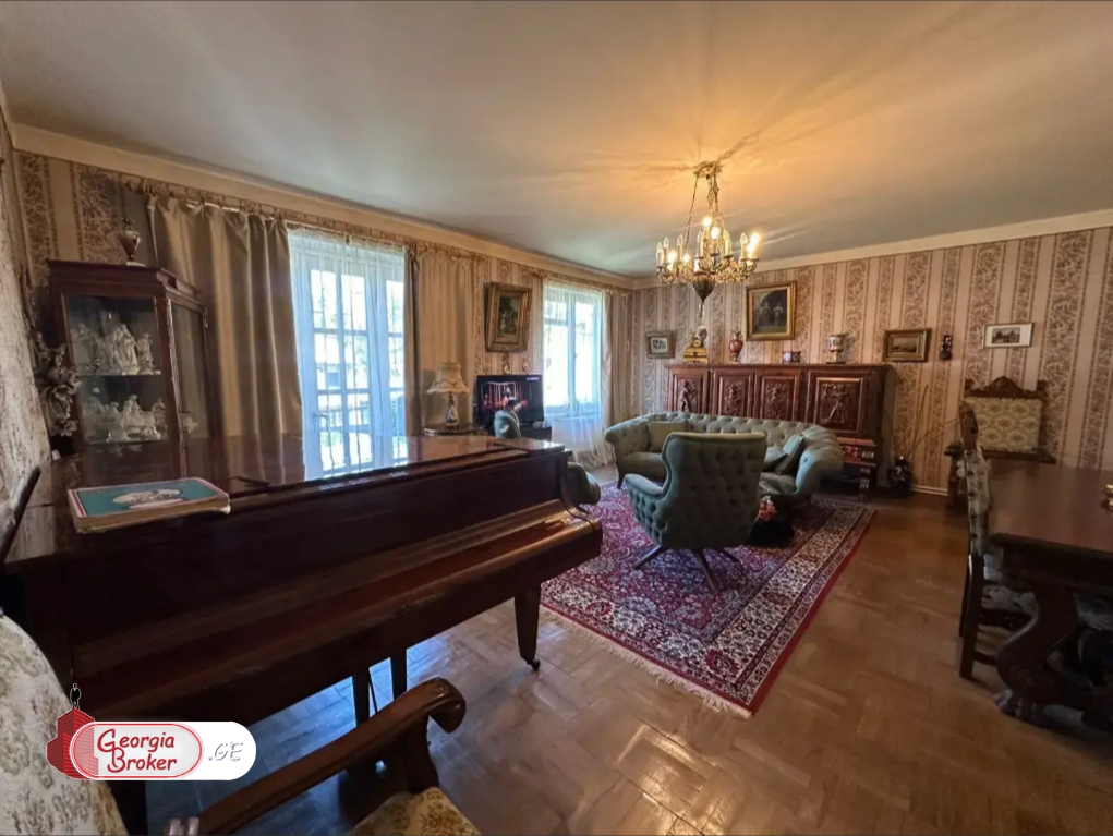 old repaired 4-room apartment for sale